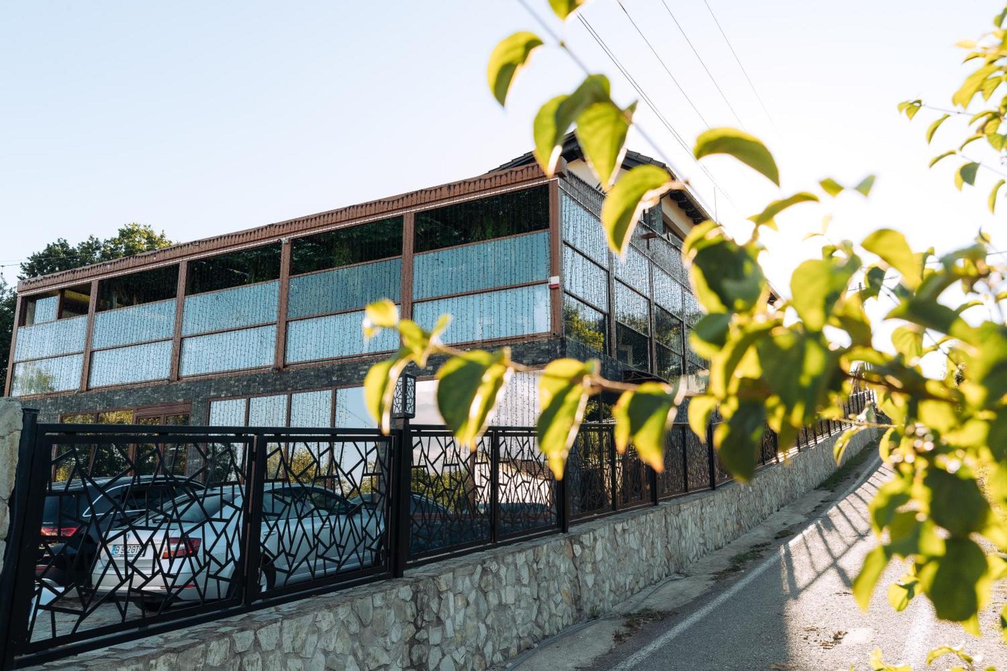 L'Invidia Hotel Novaci-Straini Exterior photo